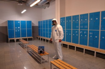 Generator ozonu podczas neutralizacji zapachu w pomieszczeniu