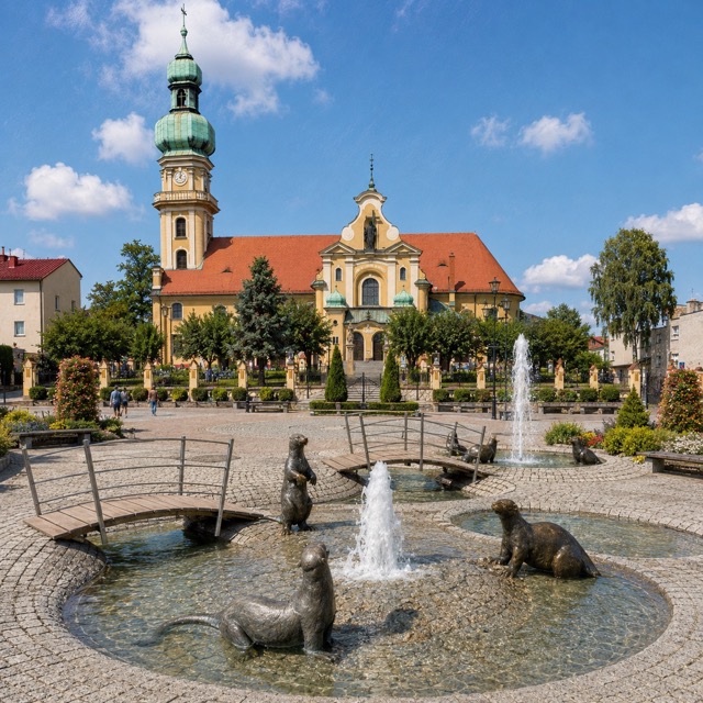 Kościół świętej Marii Magdaleny i fontanna z wydrami na Rynku w Tychach